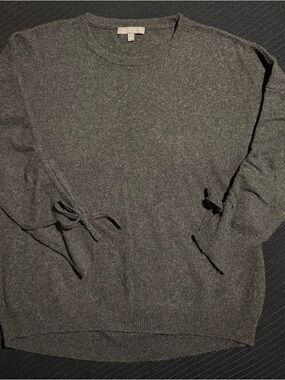 Neiman Marcus Women's Crewneck Cashmere Sweater in Charcoal Gray